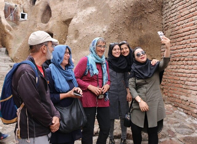 بررسی سفر گردشگران داخلی و خارجی در ایران