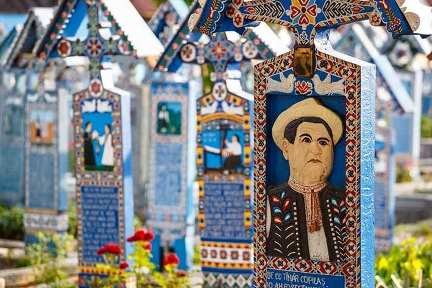 اهالی این روستا با طنز به استقبال مردگان می‌روند